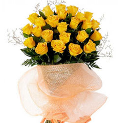 Cheerful Yellow Roses Arrangements for Celebration